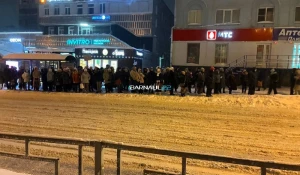 Автобусная остановка и 80 барнаульцев.