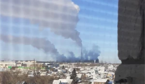 Дым над шинным заводом в Барнауле.