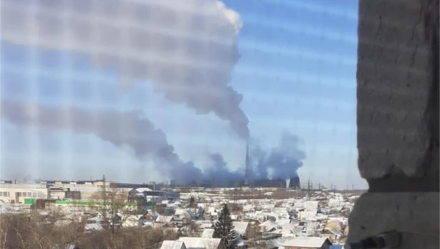 Дым над шинным заводом в Барнауле.