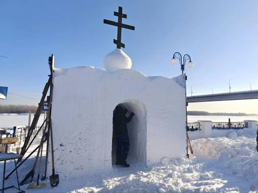 Обустройство Крещенского городка на реке Обь в районе Нового моста.