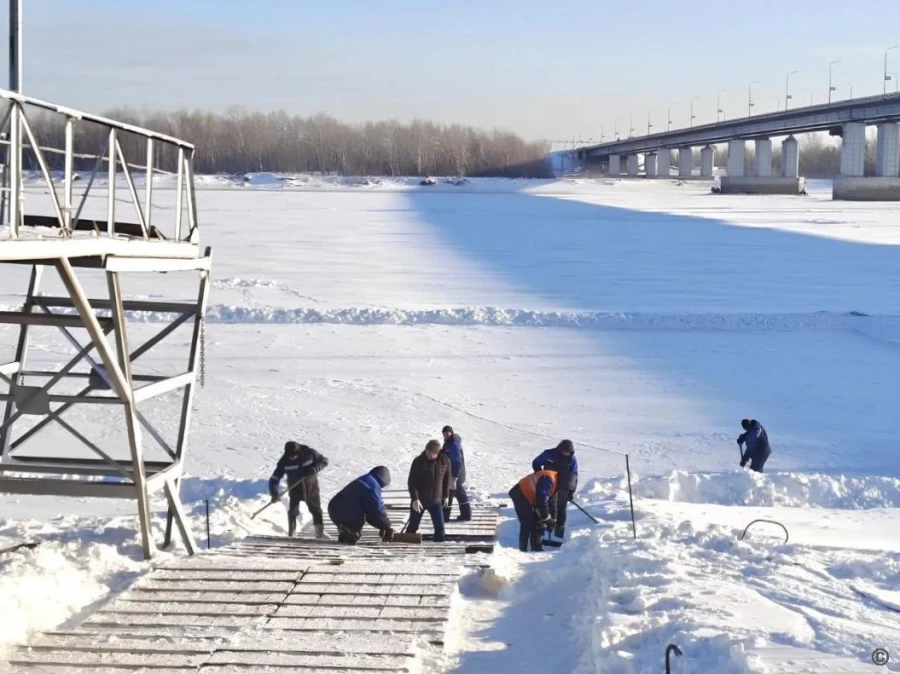 Обустройство Крещенского городка на реке Обь в районе Нового моста.