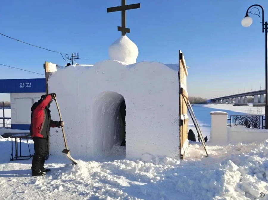 Обустройство Крещенского городка на реке Обь в районе Нового моста.