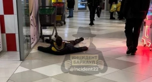 Барнаулец лежит на полу в «Гулливере».