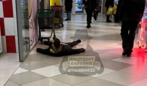 Барнаулец лежит на полу в «Гулливере».