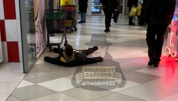 Барнаулец лежит на полу в «Гулливере».