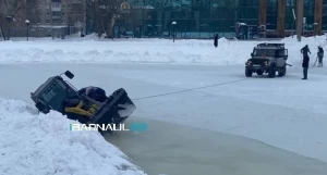 Трактор провалился под лед в «Изумрудном» парке.
