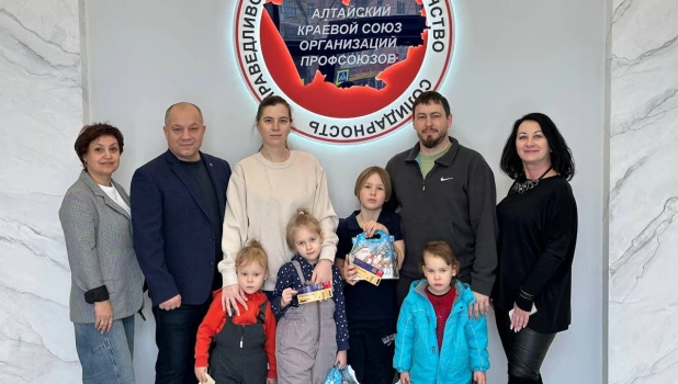 Членам первичных профсоюзных организаций были вручены билеты на новогодние представления для детей.