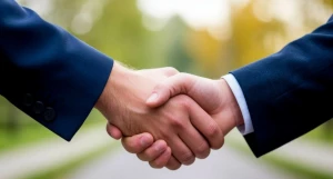 Мужчины пожимают руки. Рукопожатие