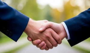 Мужчины пожимают руки. Рукопожатие