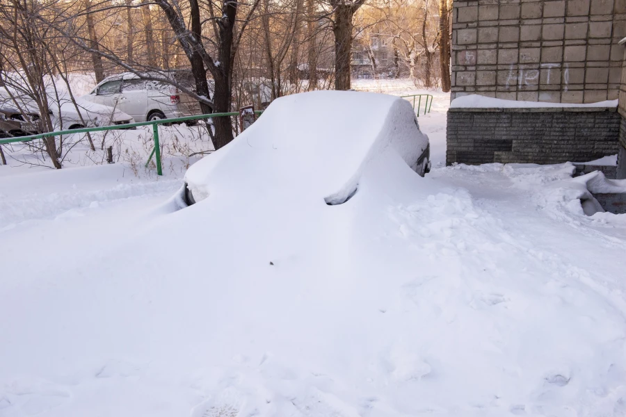 Снежные завалы на тротуарах и парковках в Барнауле, январь 2026. 