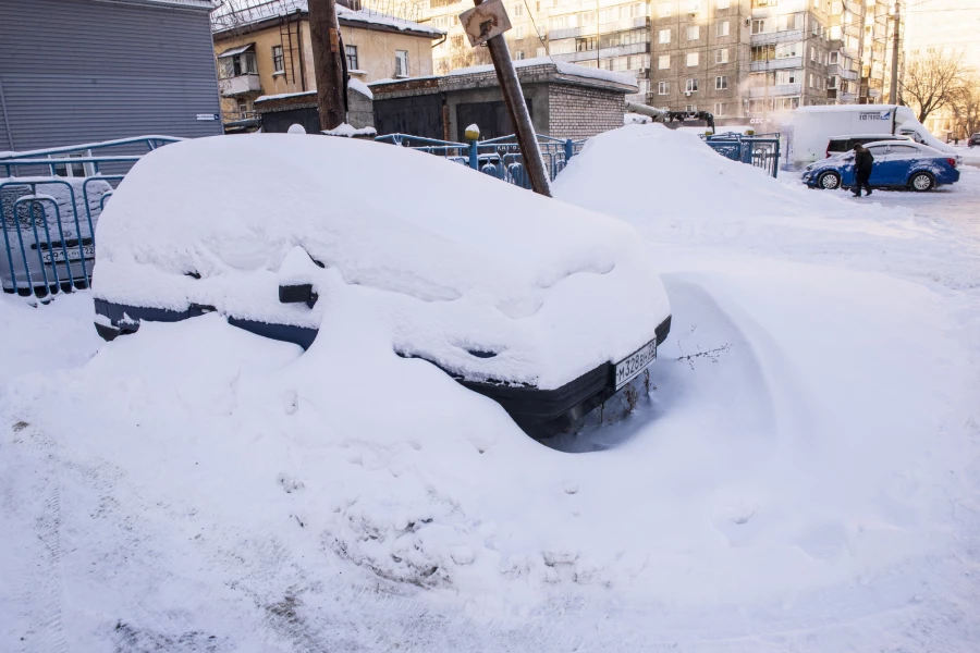 Снежные завалы на тротуарах и парковках в Барнауле, январь 2026. 