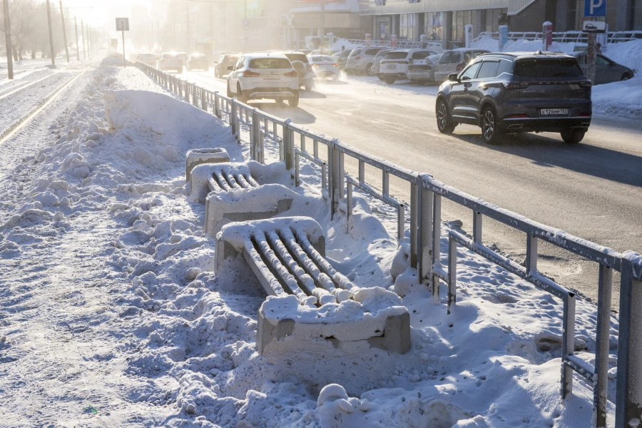 Снежные завалы на тротуарах и парковках в Барнауле, январь 2026. 
