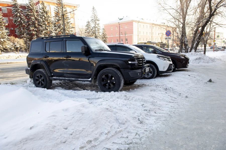 Снежные завалы на тротуарах и парковках в Барнауле, январь 2026. 