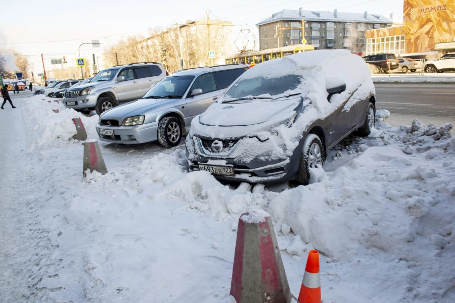 Снежные завалы на тротуарах и парковках в Барнауле, январь 2026. 