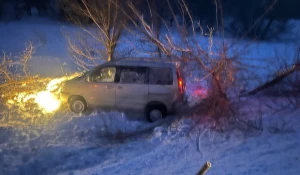 Инспекторы ГИБДД в Бийске спасли водителя после аварии в сильный мороз