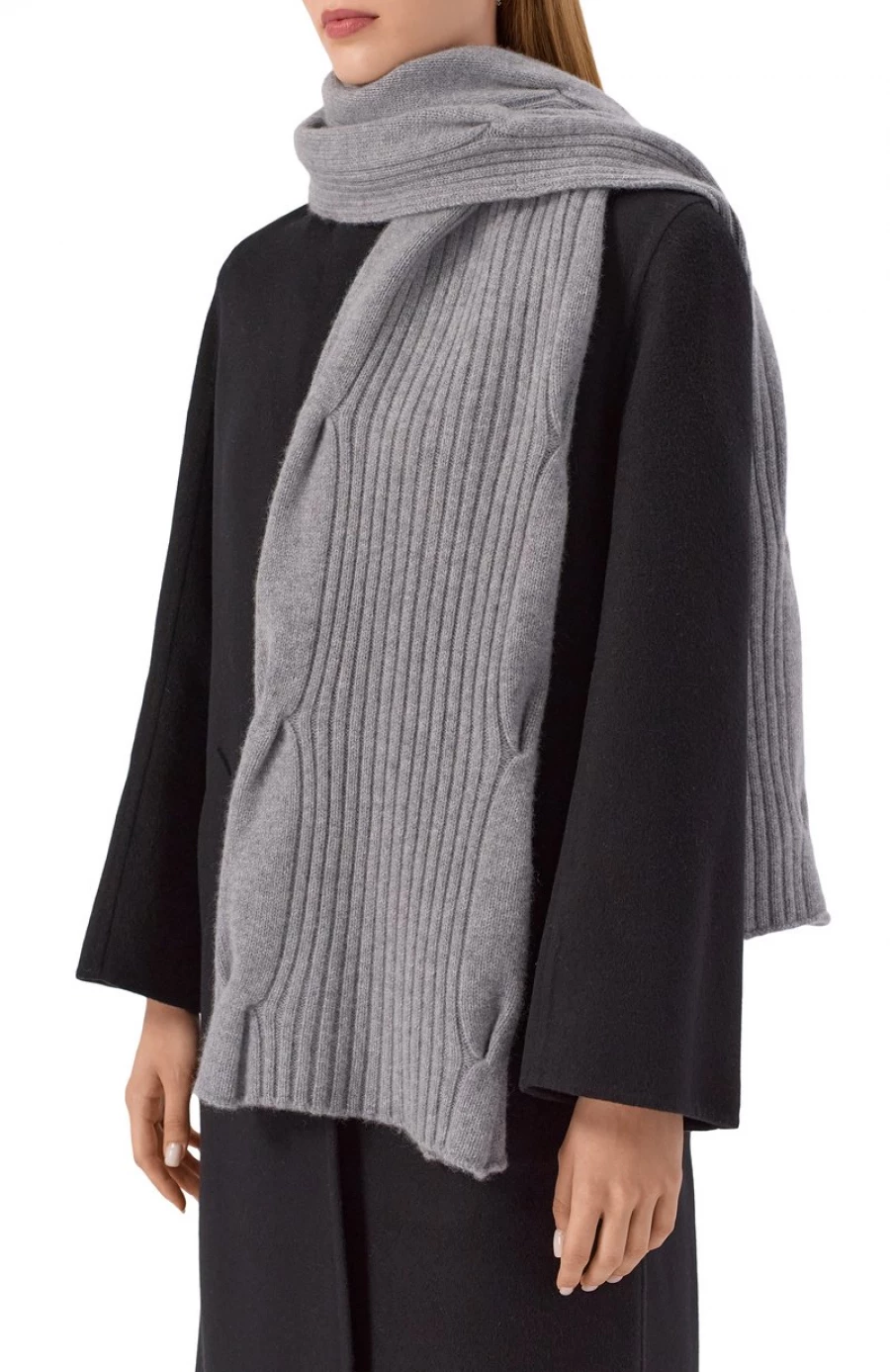 Кашемировый шарф с узором, 42 200 рублей.