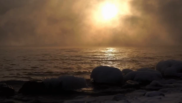 Телецкое озеро в морозном сумраке.