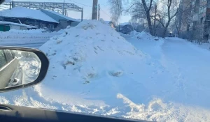 Сугробы у проезжей части в Бийске.