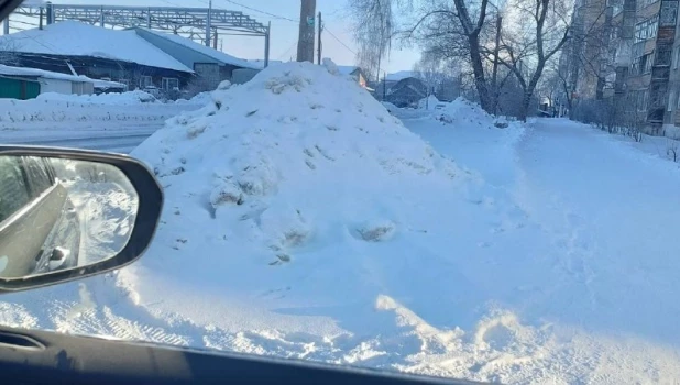 Сугробы у проезжей части в Бийске.