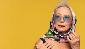 Модная дама в возрасте.