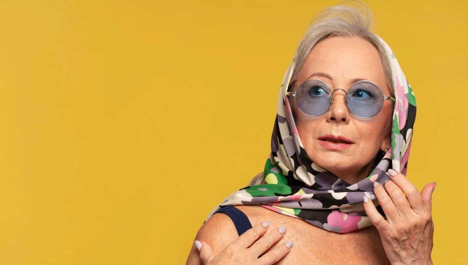 Модная дама в возрасте.