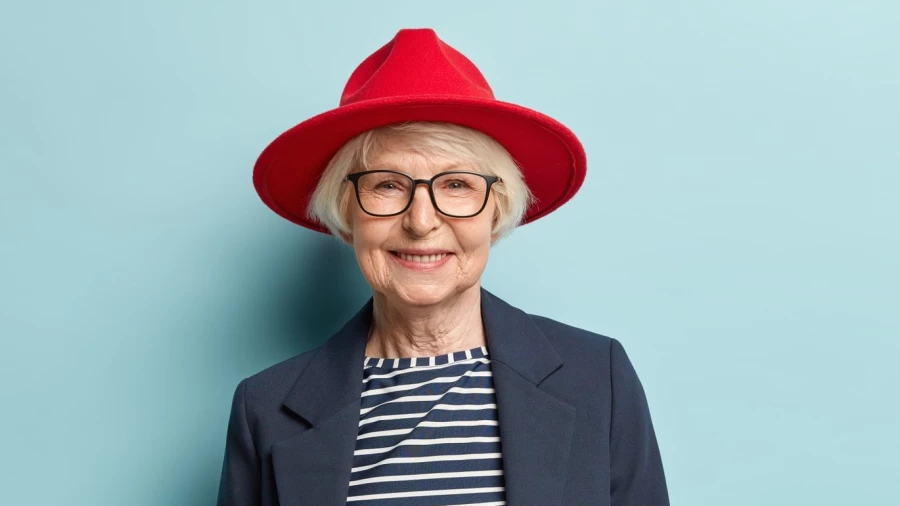 Модная дама в возрасте.