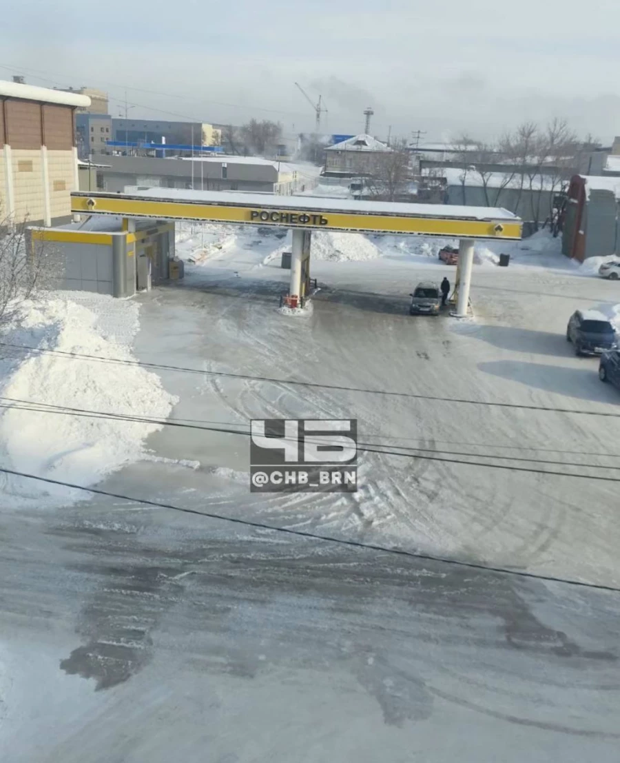 Вода затапливает дорогу в Барнауле.