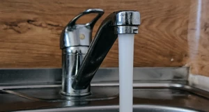 Вода, питьевая вода, раковина. 
