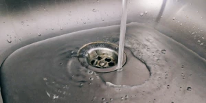 Вода, питьевая вода, раковина. 
