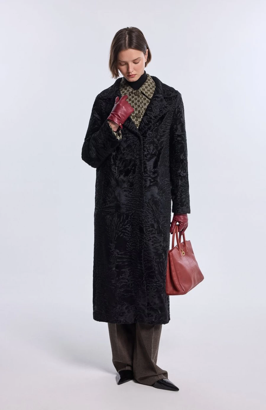 Кожаные перчатки, 18 050 рублей.