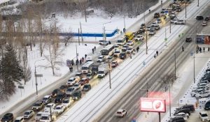 Пробка в центре Барнаула зимой.