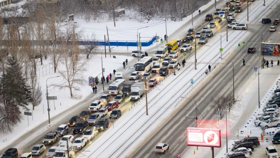 Пробка в центре Барнаула зимой.