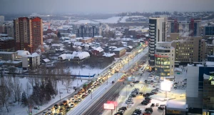 Пробка в центре Барнаула зимой.