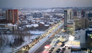 Пробка в центре Барнаула зимой.