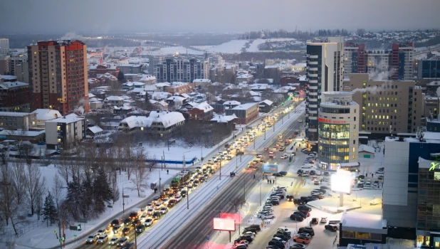 Пробка в центре Барнаула зимой.