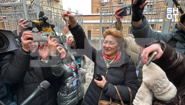 Адвокат Лурье с ключами от квартиры.