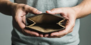 Банкротство. Отсутствие денег. Пустой кошелек. Деньги