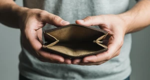 Банкротство. Отсутствие денег. Пустой кошелек. Деньги