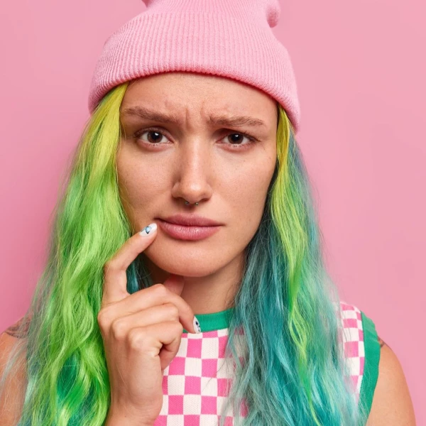 Неудачный цвет волос.