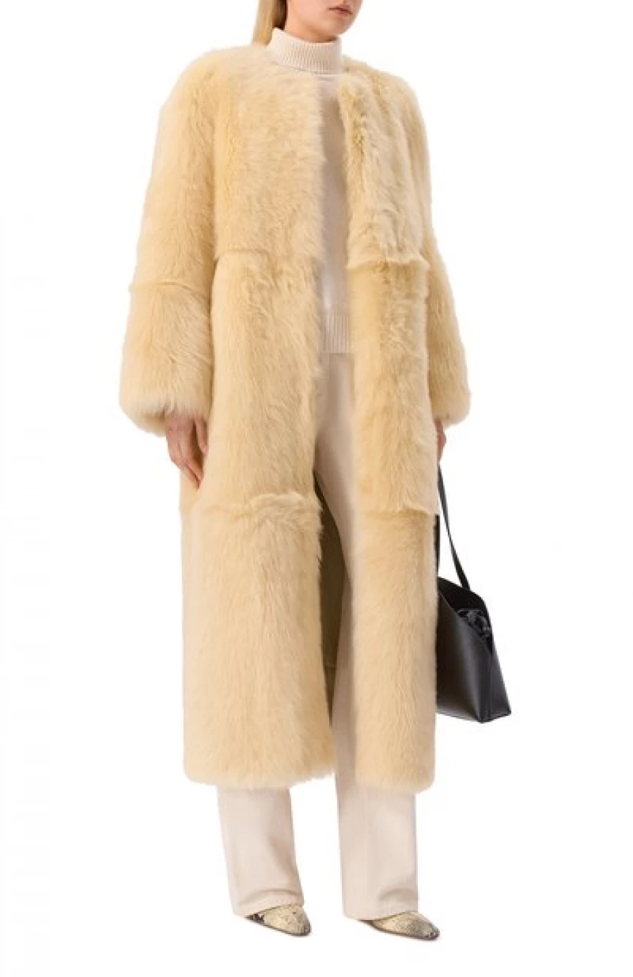 Шуба из овчины, 322 000 рублей.