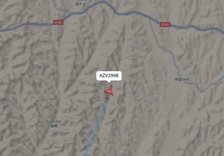  Рейс ZF-2998 готовится к незапланированной посадке в аэропорту Ланьчжоу.