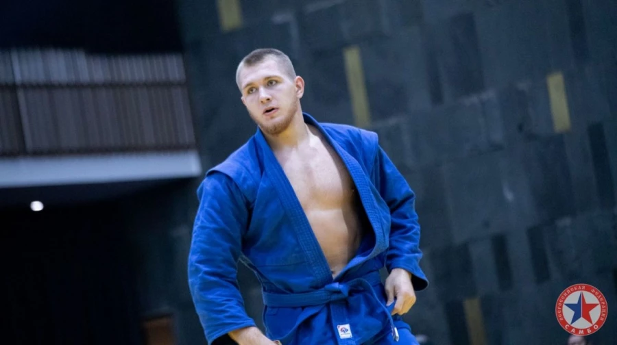 Самбист из Алтайского края Роман Жданов.