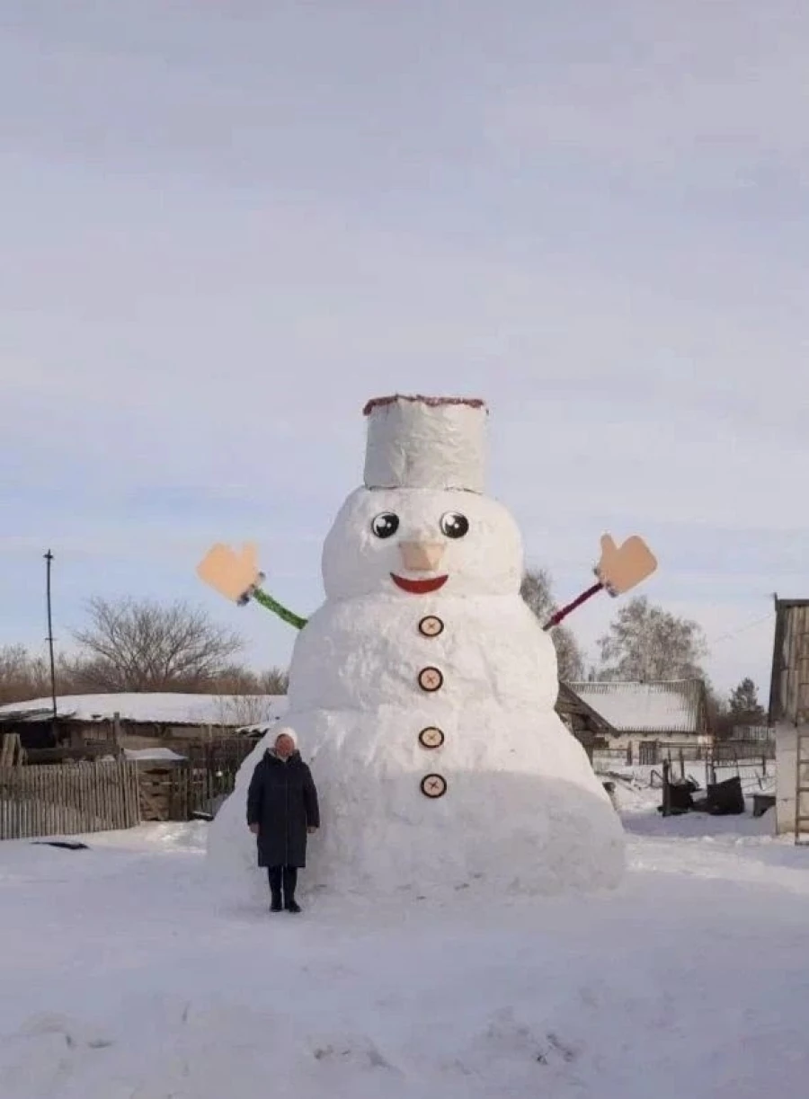 Огромный снеговик в Алтайском крае.