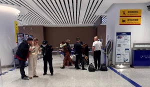 Сотрудники аэропорта Ланьчжоу помогают пассажирам рейса «Пхукет-Барнаул» заполнить документы.