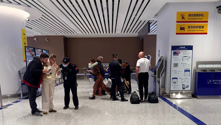 Сотрудники аэропорта Ланьчжоу помогают пассажирам рейса «Пхукет-Барнаул» заполнить документы.