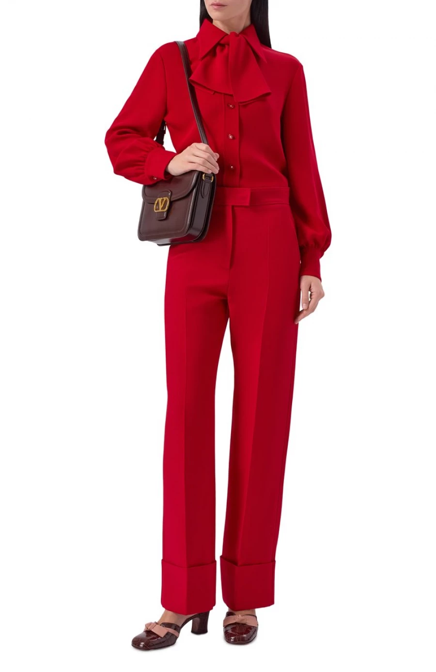 Брюки из шерсти и шелка 243 000 рублей. 
Шелковая блузка, 271 500 рублей.