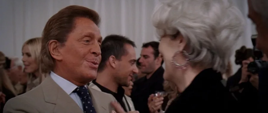 Валентино Гаравани здоровается с Мирандой Пресли в фильме «Дьявол носит Prada».