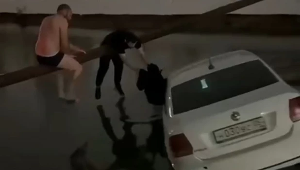 Спасение матери с ребенком в Махачкале.