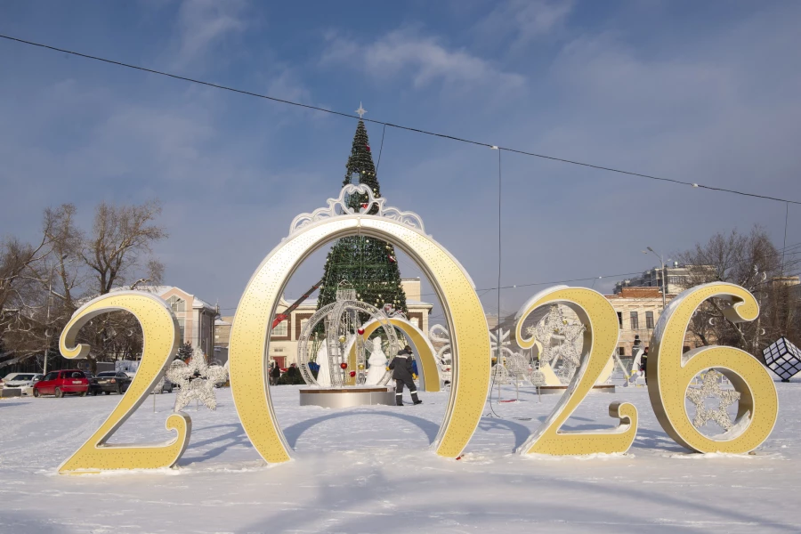 Новогодний городок разбирают в Барнауле, январь 2026.  
