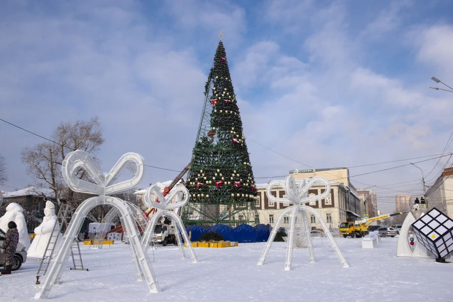 Новогодний городок разбирают в Барнауле, январь 2026.  